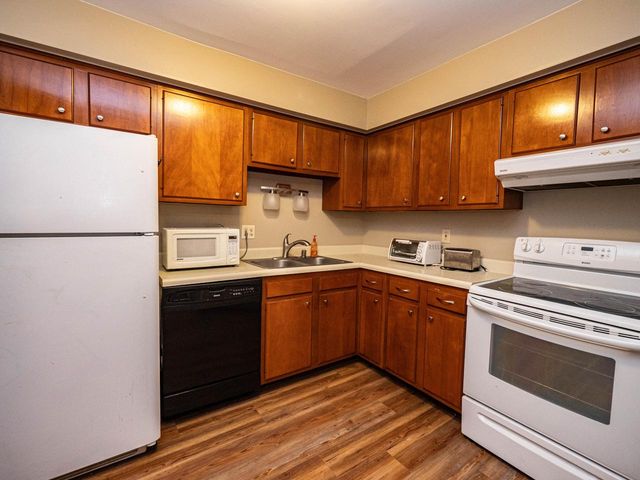 805 E Henry Clay STREET #206, Whitefish Bay, WI 53217