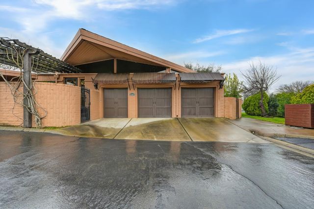 15068 Lago Dr, Rancho Murieta, CA 95683