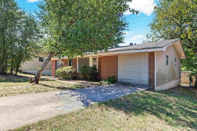 2011 Broken Arrow Dr., North Little Rock, AR 72118