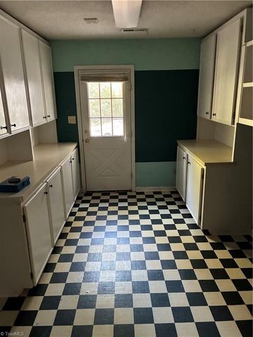 930 Foxhall Drive, Winston-salem, NC 27106