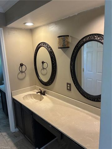 930 Foxhall Drive, Winston-salem, NC 27106