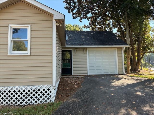 930 Foxhall Drive, Winston-salem, NC 27106