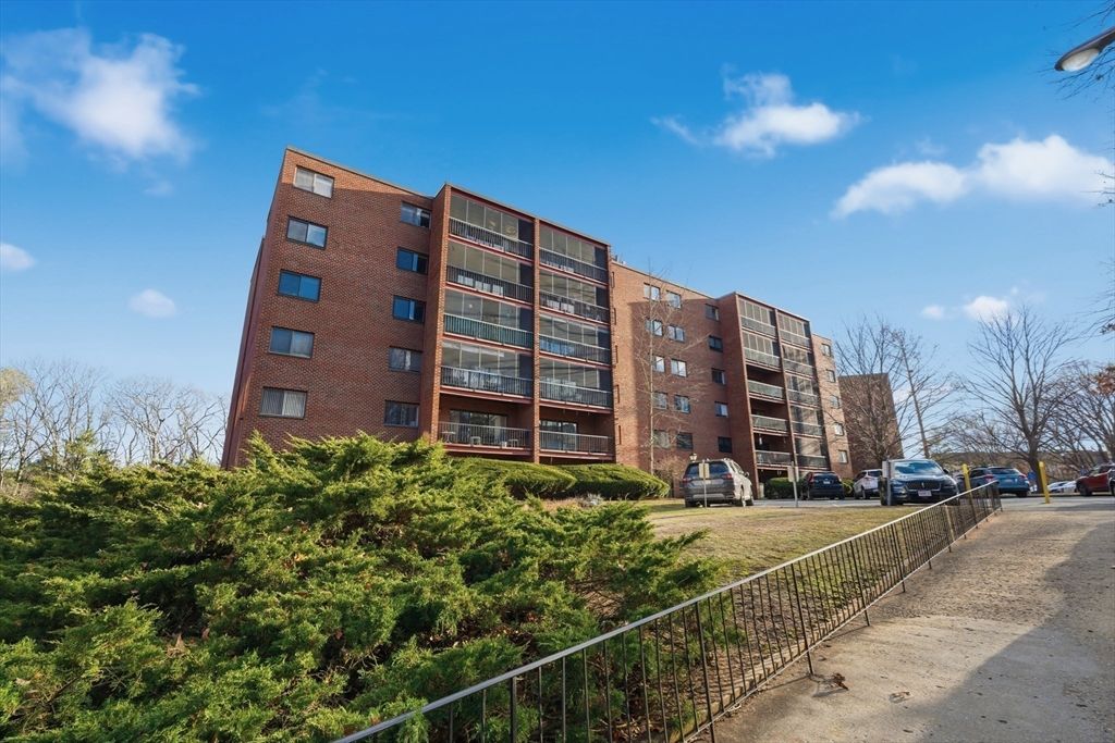 2 Summit 68, Reading, MA 01867