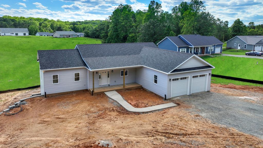 105 Belvior CIR, Moneta, VA 24121