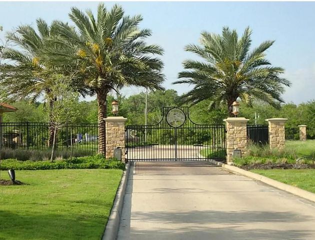 6311 Redfish Reef Drive, Beach City, TX 77523