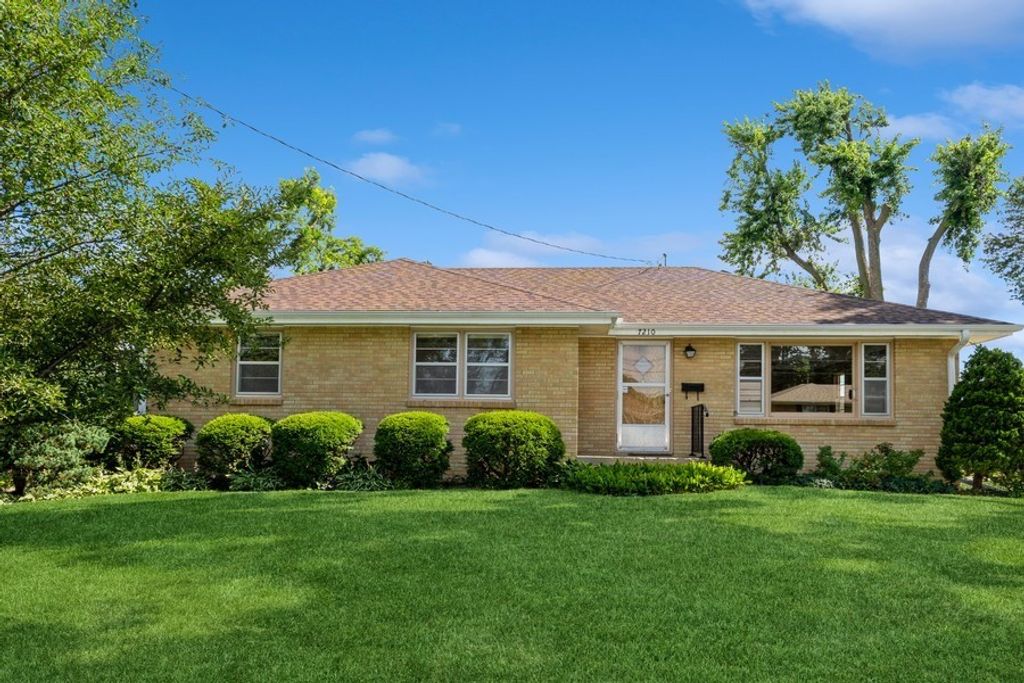7210 Beechwood Drive, Urbandale, IA 50322