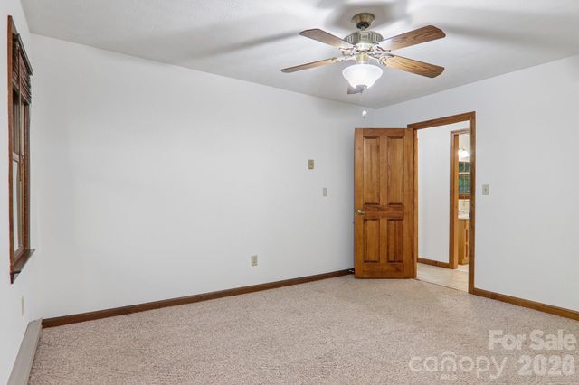 1952 Davis Mountain Road, Hendersonville, NC 28739