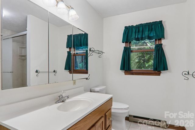 1952 Davis Mountain Road, Hendersonville, NC 28739