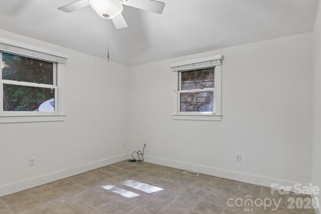 1952 Davis Mountain Road, Hendersonville, NC 28739