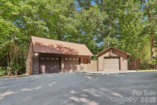 1952 Davis Mountain Road, Hendersonville, NC 28739