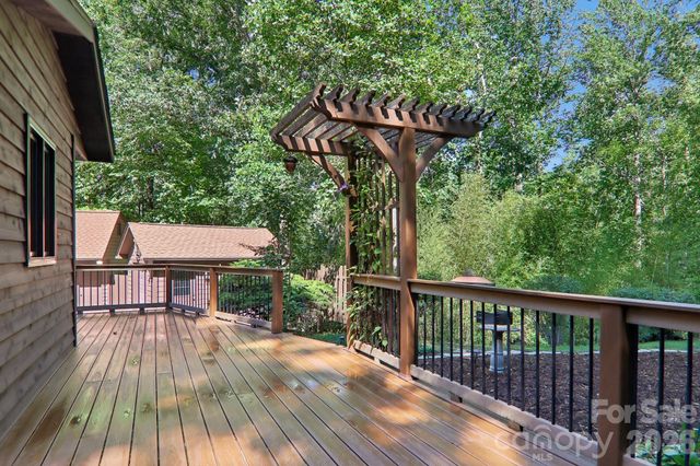 1952 Davis Mountain Road, Hendersonville, NC 28739