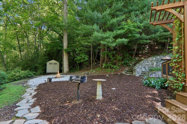 1952 Davis Mountain Road, Hendersonville, NC 28739