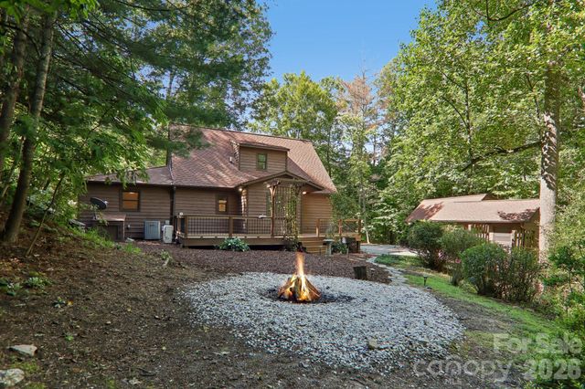 1952 Davis Mountain Road, Hendersonville, NC 28739