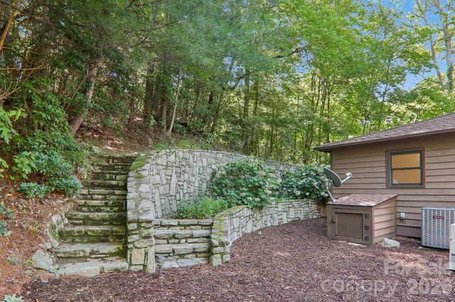 1952 Davis Mountain Road, Hendersonville, NC 28739