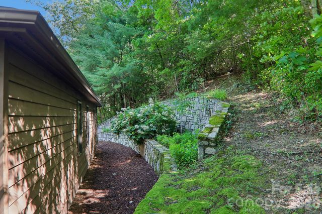 1952 Davis Mountain Road, Hendersonville, NC 28739