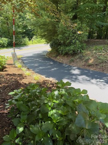 1952 Davis Mountain Road, Hendersonville, NC 28739