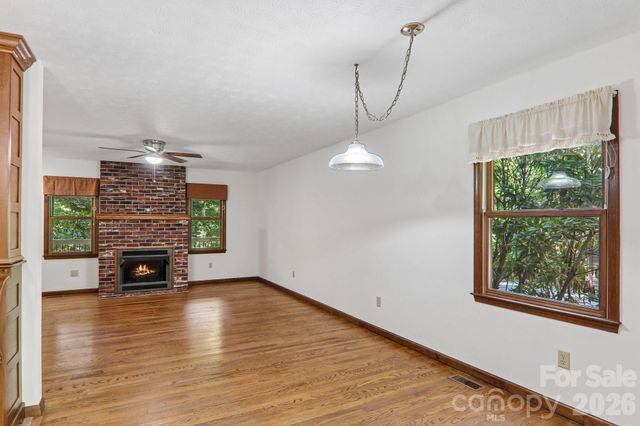 1952 Davis Mountain Road, Hendersonville, NC 28739