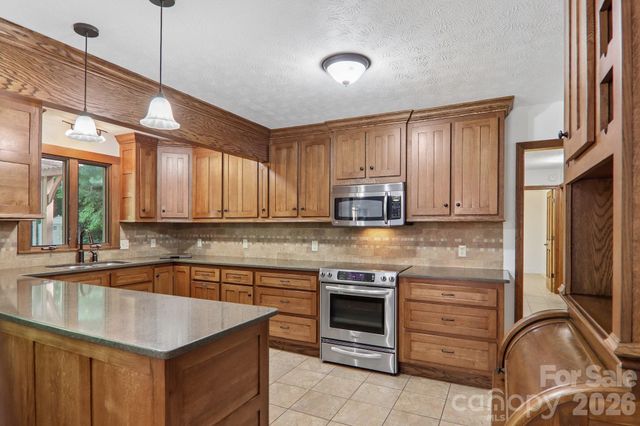 1952 Davis Mountain Road, Hendersonville, NC 28739