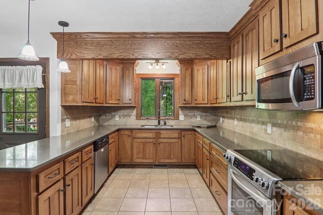 1952 Davis Mountain Road, Hendersonville, NC 28739