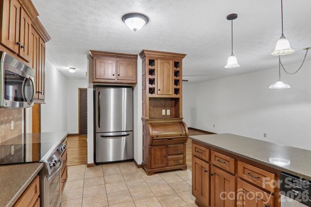 1952 Davis Mountain Road, Hendersonville, NC 28739