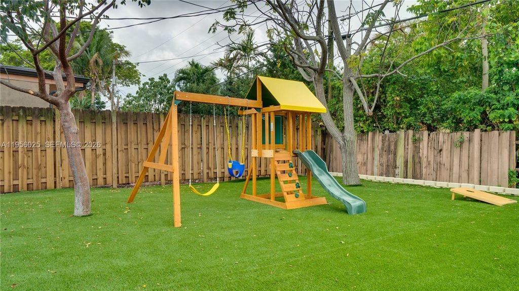 Image 21 of property listing at 5157 NE 6th Ave, Oakland Park, FL 33334