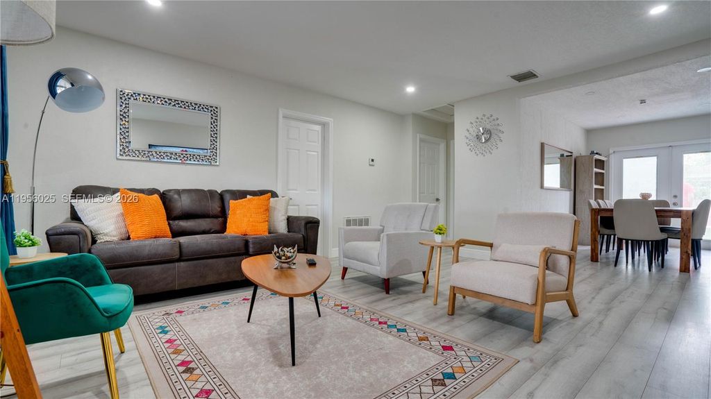 Image 3 of property listing at 5157 NE 6th Ave, Oakland Park, FL 33334