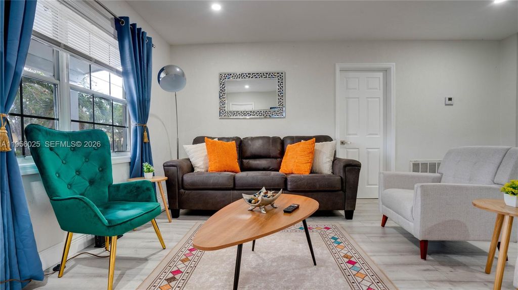 Image 4 of property listing at 5157 NE 6th Ave, Oakland Park, FL 33334