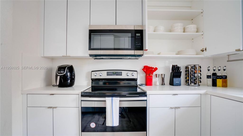 Image 9 of property listing at 5157 NE 6th Ave, Oakland Park, FL 33334