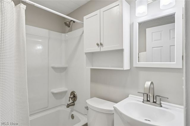 62 Jacobs Road, Hubbard, OH 44425