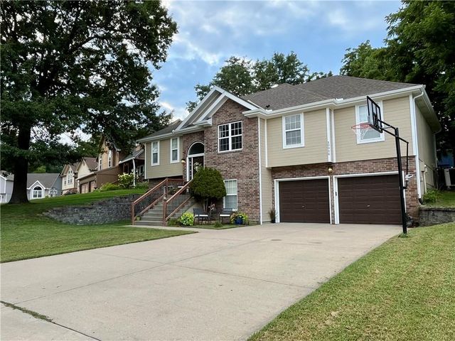 10916 N OXFORD Avenue, Kansas City, MO 64157