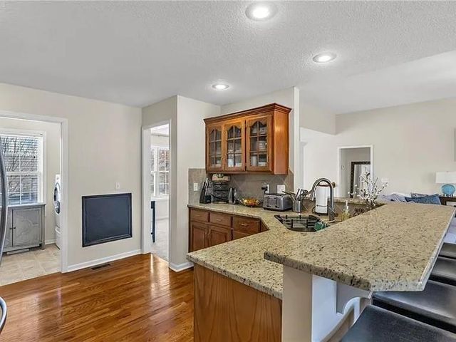 10916 N OXFORD Avenue, Kansas City, MO 64157