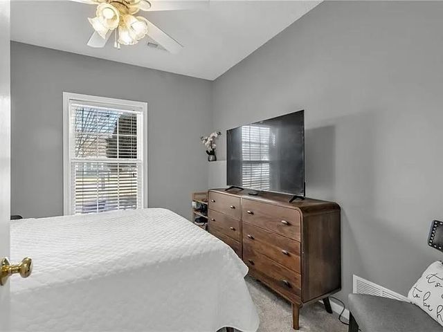 10916 N OXFORD Avenue, Kansas City, MO 64157