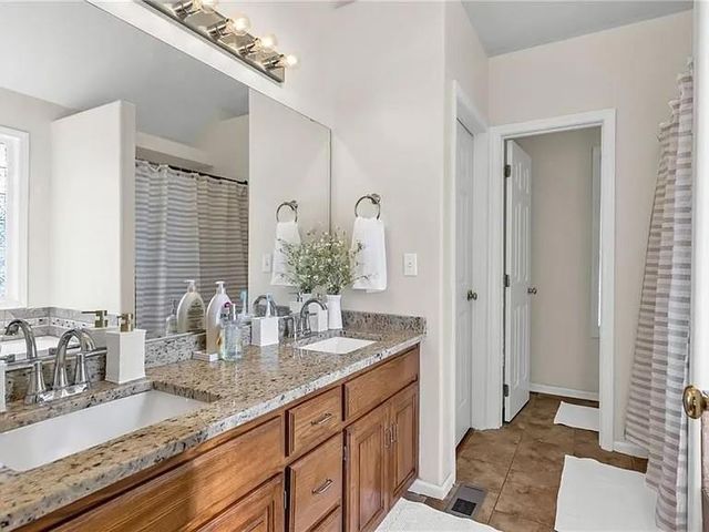 10916 N OXFORD Avenue, Kansas City, MO 64157