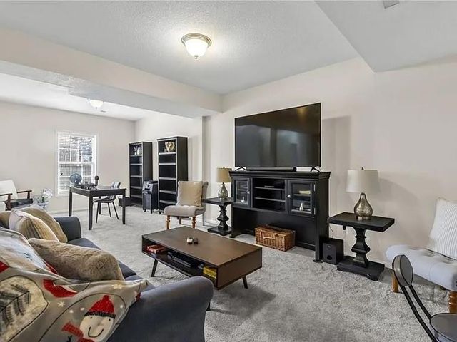 10916 N OXFORD Avenue, Kansas City, MO 64157