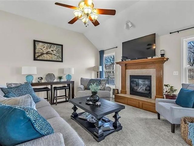 10916 N OXFORD Avenue, Kansas City, MO 64157