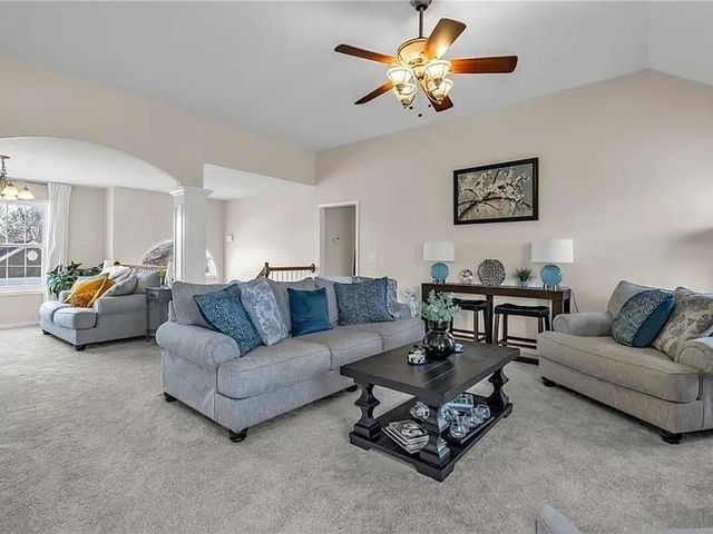 10916 N OXFORD Avenue, Kansas City, MO 64157