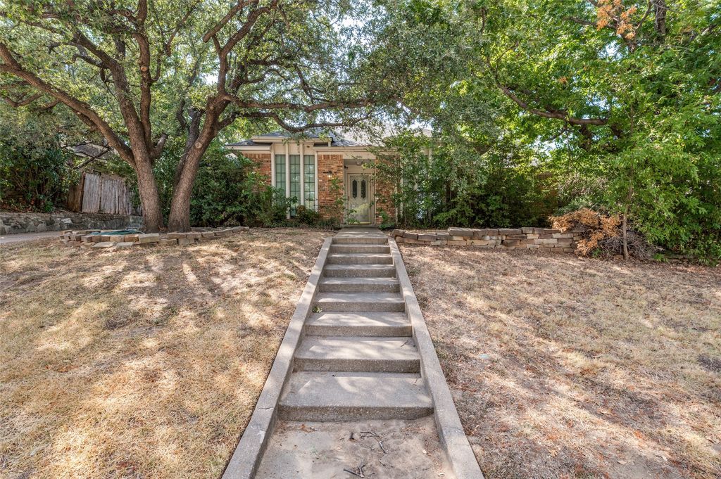 1901 Wedgewood Drive, Grand Prairie, TX 75050 — exterior