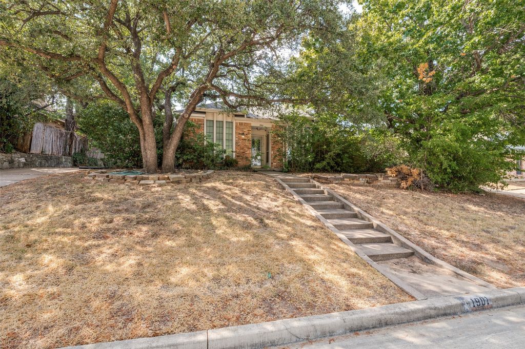 1901 Wedgewood Drive, Grand Prairie, TX 75050 — photo 2