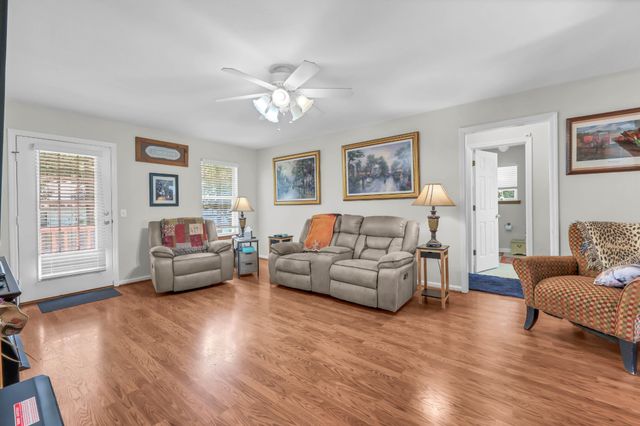 110 Acorn Dr, Dickson, TN 37055