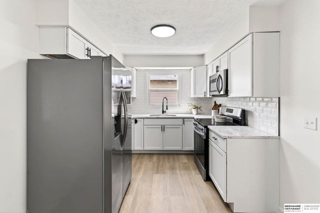 8806 S Glenview Drive, La Vista, NE 68128