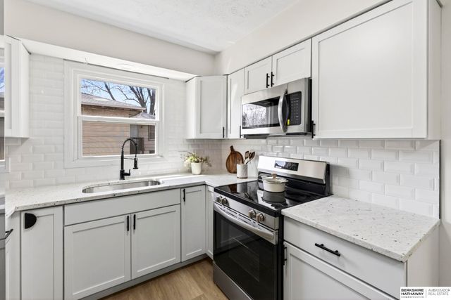 8806 S Glenview Drive, La Vista, NE 68128