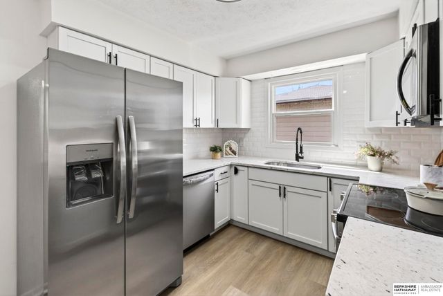 8806 S Glenview Drive, La Vista, NE 68128