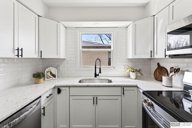 8806 S Glenview Drive, La Vista, NE 68128