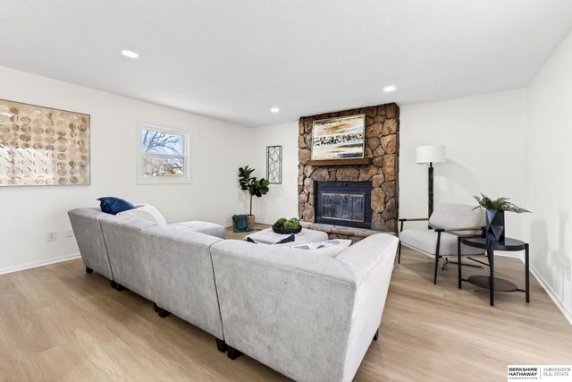 8806 S Glenview Drive, La Vista, NE 68128