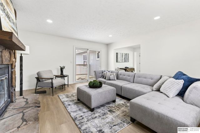 8806 S Glenview Drive, La Vista, NE 68128