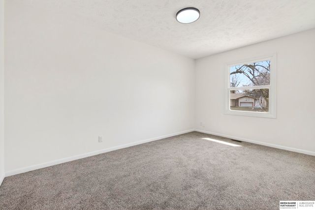 8806 S Glenview Drive, La Vista, NE 68128