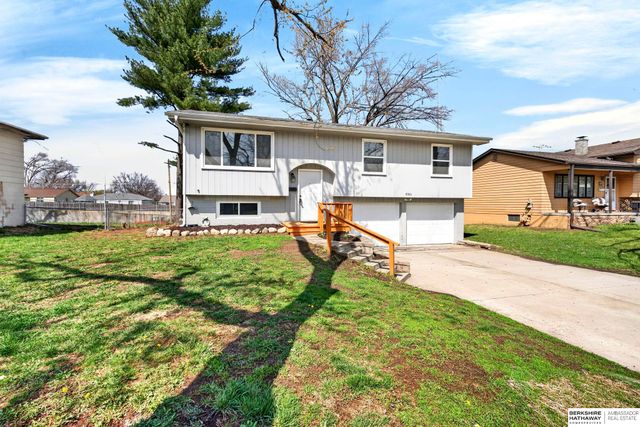 8806 S Glenview Drive, La Vista, NE 68128