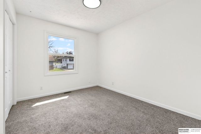 8806 S Glenview Drive, La Vista, NE 68128