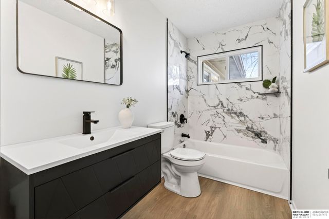 8806 S Glenview Drive, La Vista, NE 68128