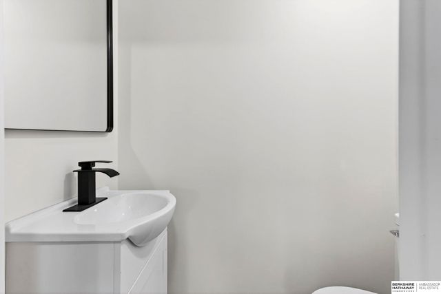 8806 S Glenview Drive, La Vista, NE 68128